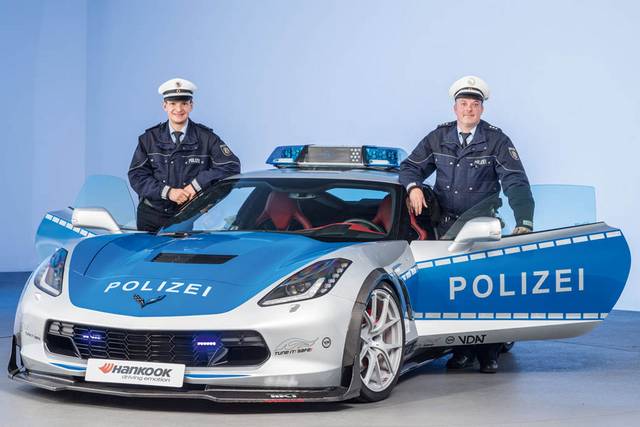  تبدیل کوروت C7 به خودروی پلیس 